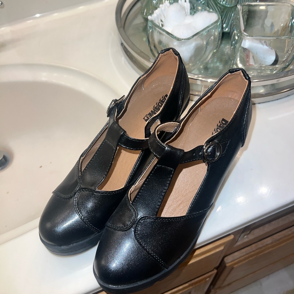 Waitress/Hosting Mary Jane’s Well Worn